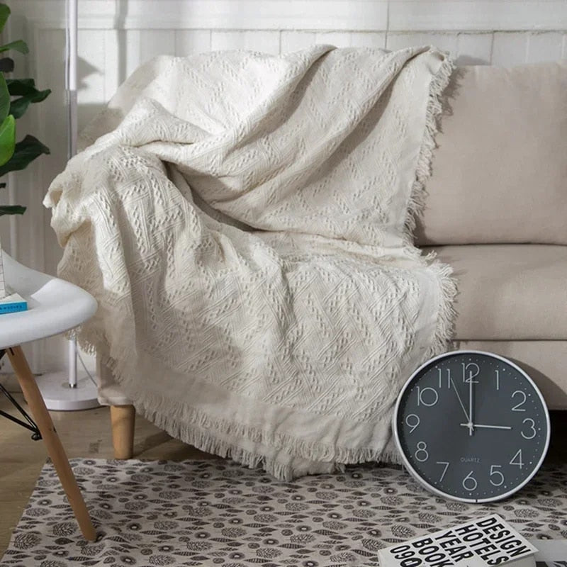 Summer Blanket with Tassel-Trimmed Plaid Pattern