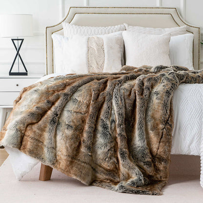 HomeComfy Faux Fur Bedspread